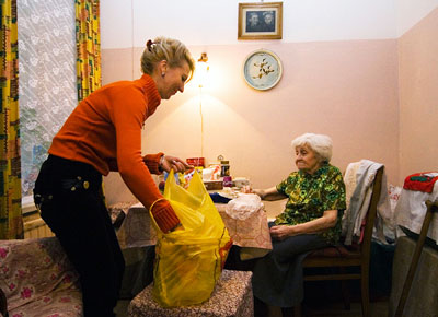 Сиделка помогает пожилой женщине