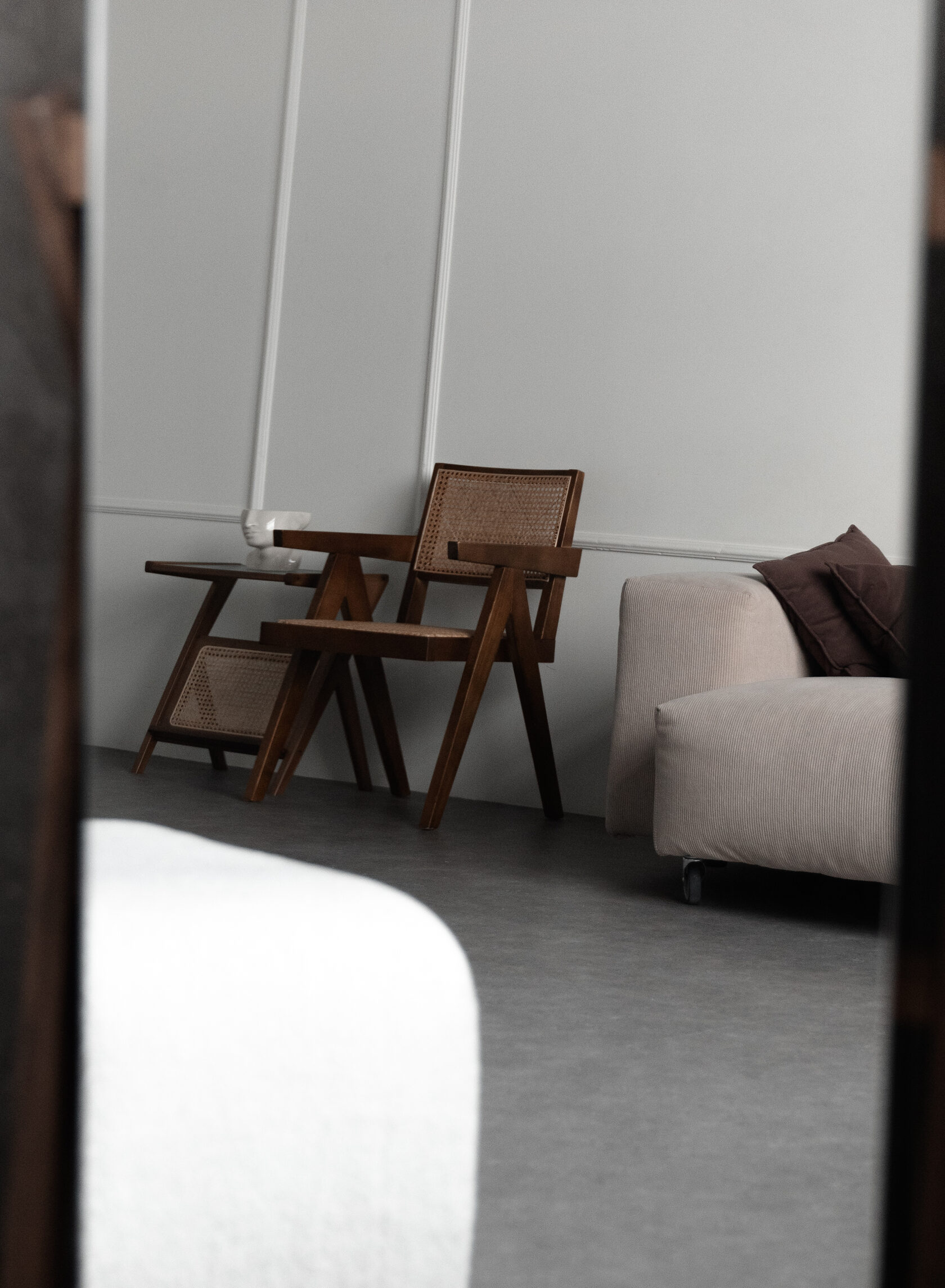 Стул с шарами на белом фоне в зале CYCLORAMA в фотостудии в Липецке