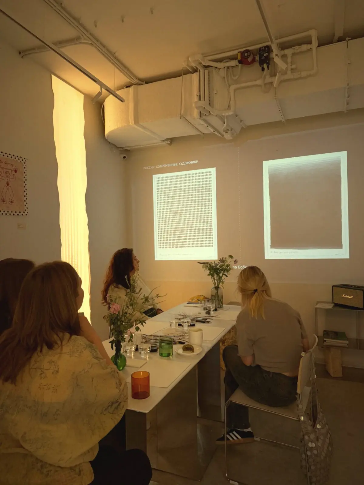art area — маленький зал свет кафе