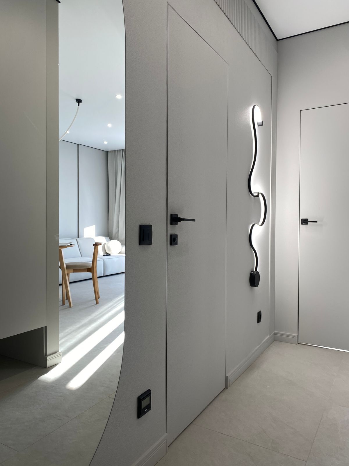 alt: Ремонт и отделка гостиной с декоративной покраской стен title: Современный косметический ремонт квартиры в Санкт-Петербурге