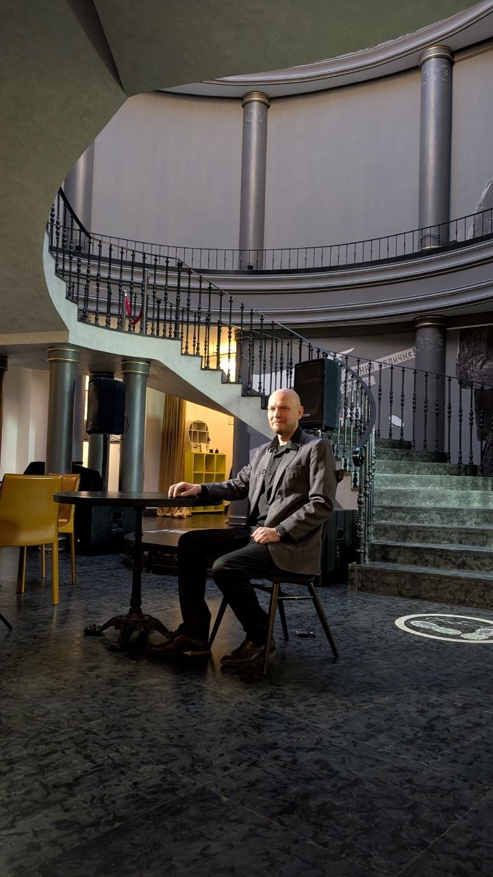 фотография Семёна Старикова перед интервью телеканалу Культура