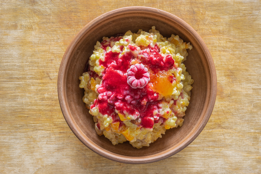 Зареждаща закуска с булгур и малини