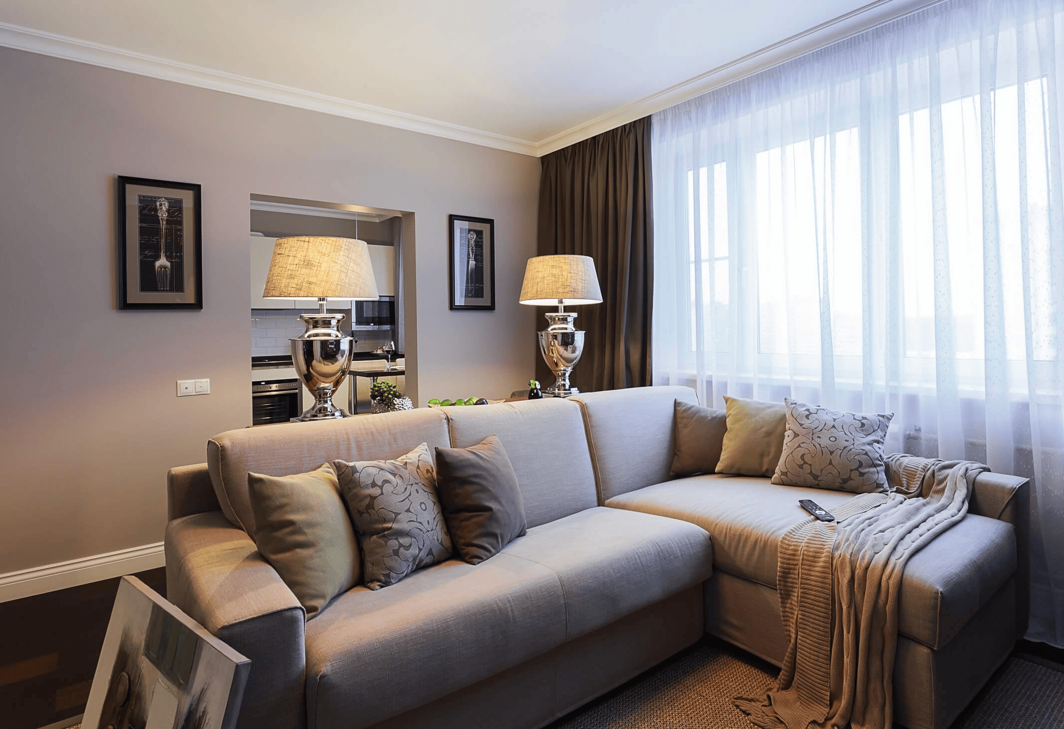 Бутово - Дизайн интерьера гостиной, светильники, диван, картины