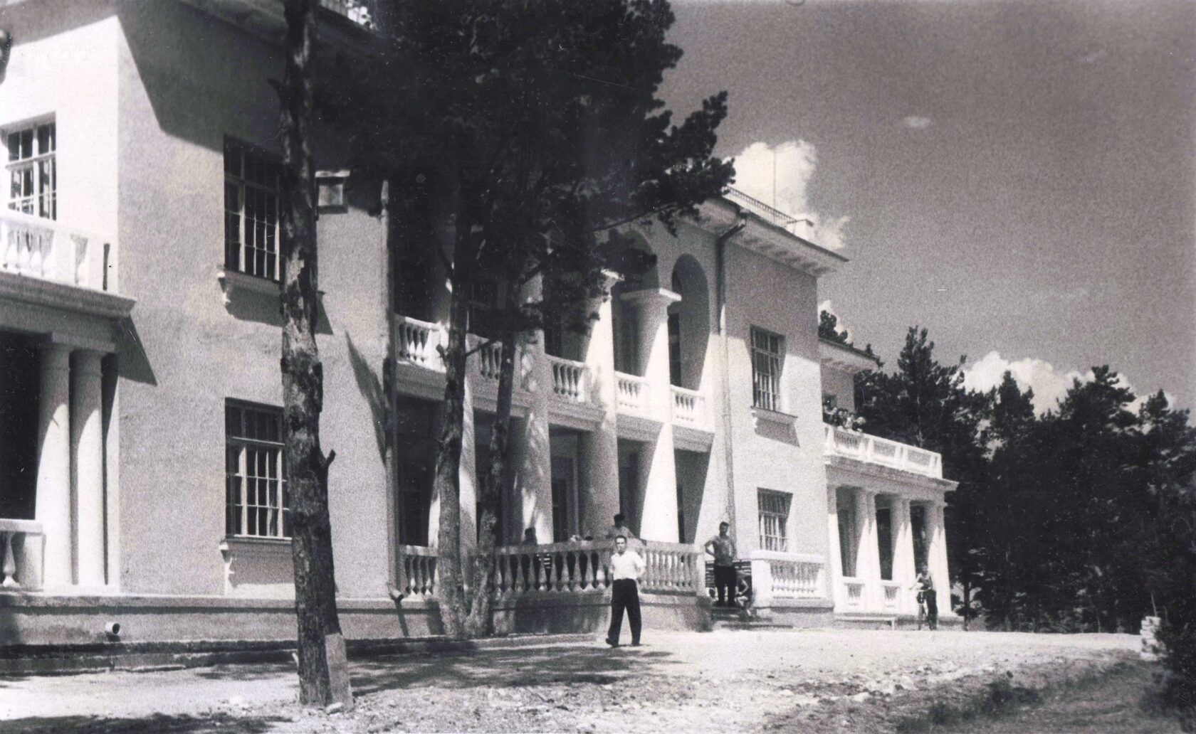 Дом отдыха "Металлург", построенный заводом п/я 4 (КУМЗ) в 1950 г. Архитектор М.Л. Сурис.