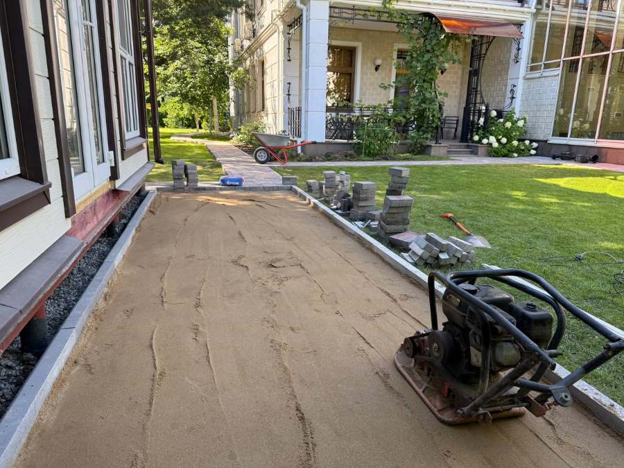 эпат утрамбовывания песка при укладки брусчатки от Мособлсад