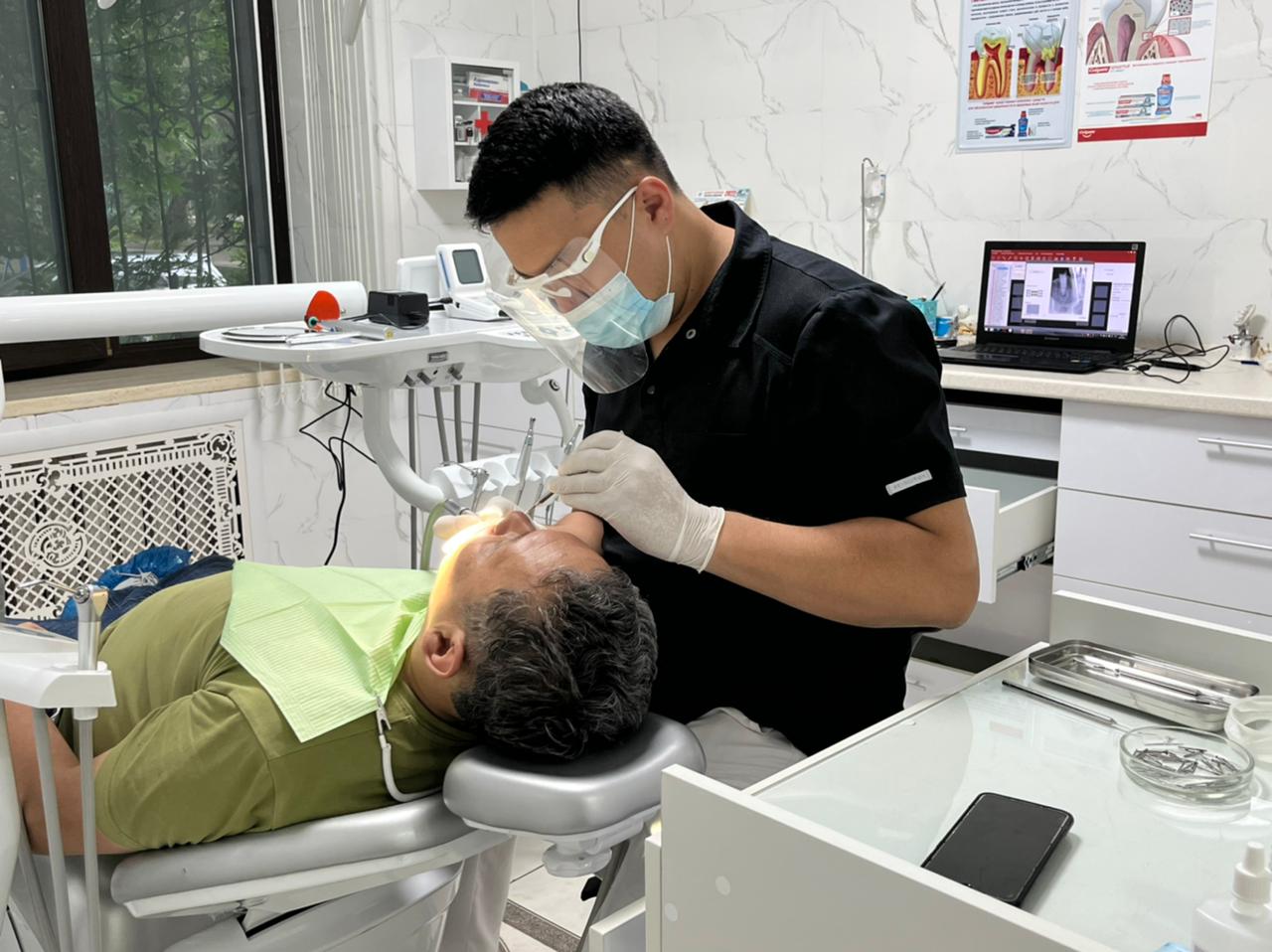 Режим работы стоматологии. Режим работы стоматологии бесплатной. График стоматологии. Стоматология вывеска. Вывеска табличка стоматология.