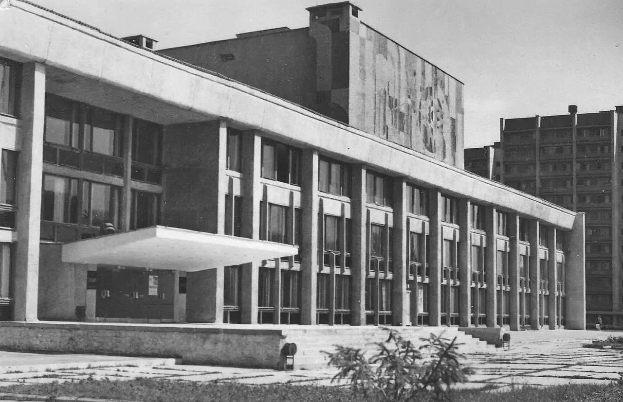 Чёрно-белая архивная фотография фасада дома культуры Азот с мозаикой