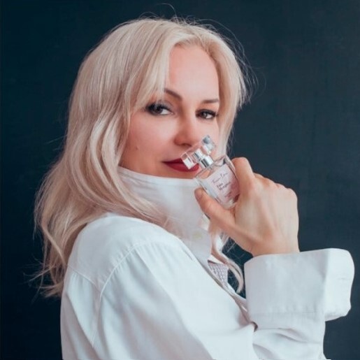 Парфюмер Татьяна Лаухтина-Челик с флаконом своих духов