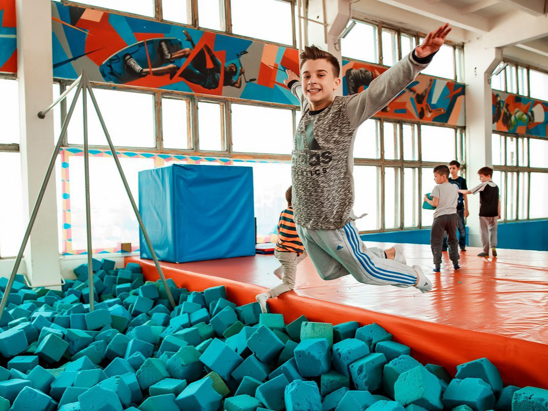 фото парня и девушки на романтическом свидании в публичном месте