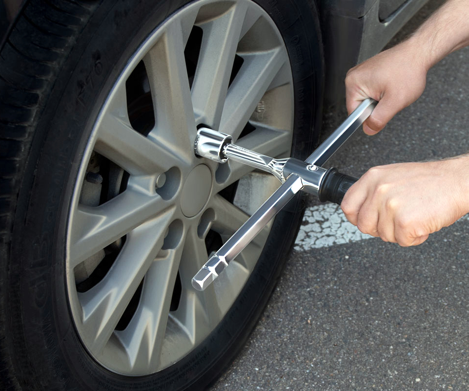 Замена колеса на автомобиле с выездом