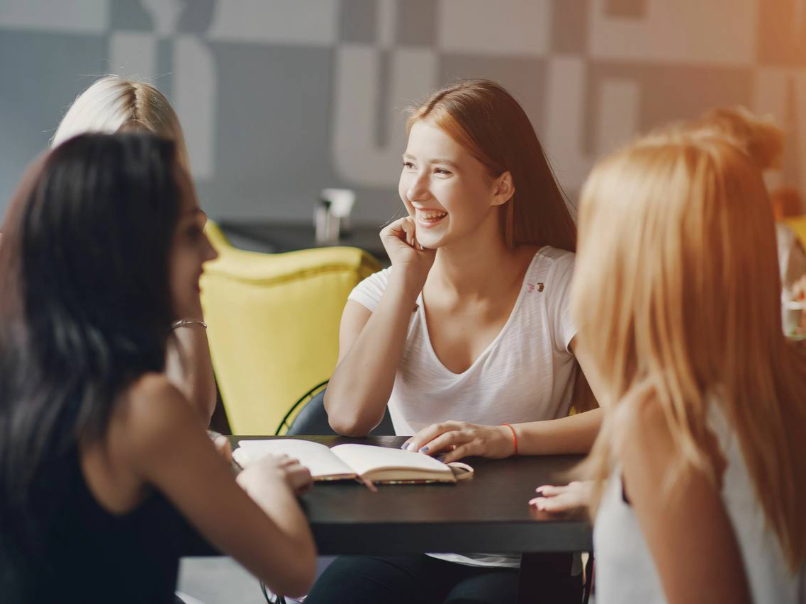 фото нанесения макияжа на лицо девушки 