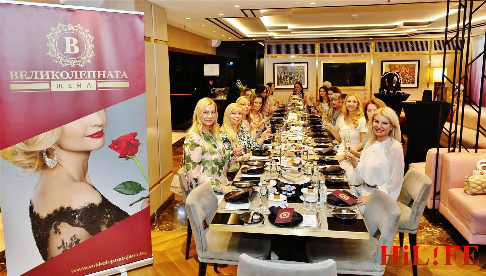 Дами на събитие на Великолепната Жена във Floret