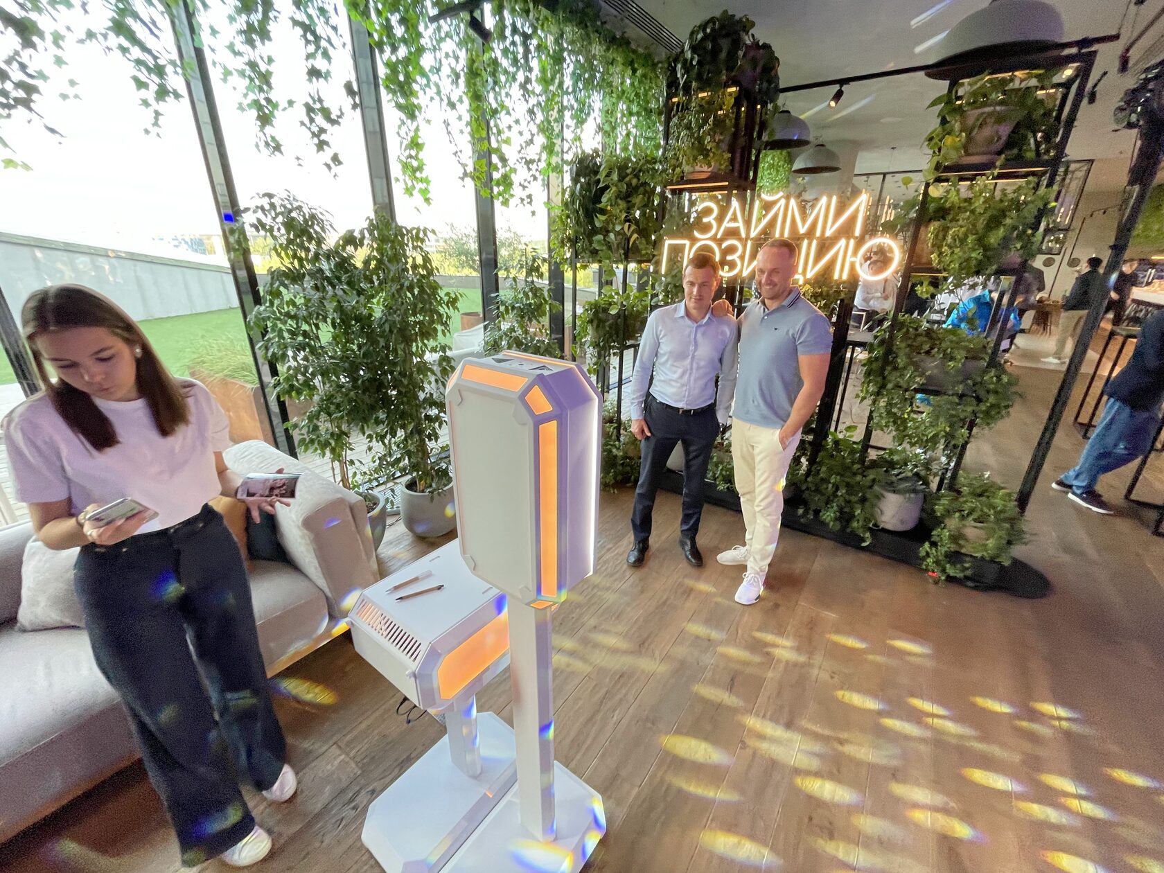 Угловая LED-фотозона на выставочном стенде от МосФотобудка