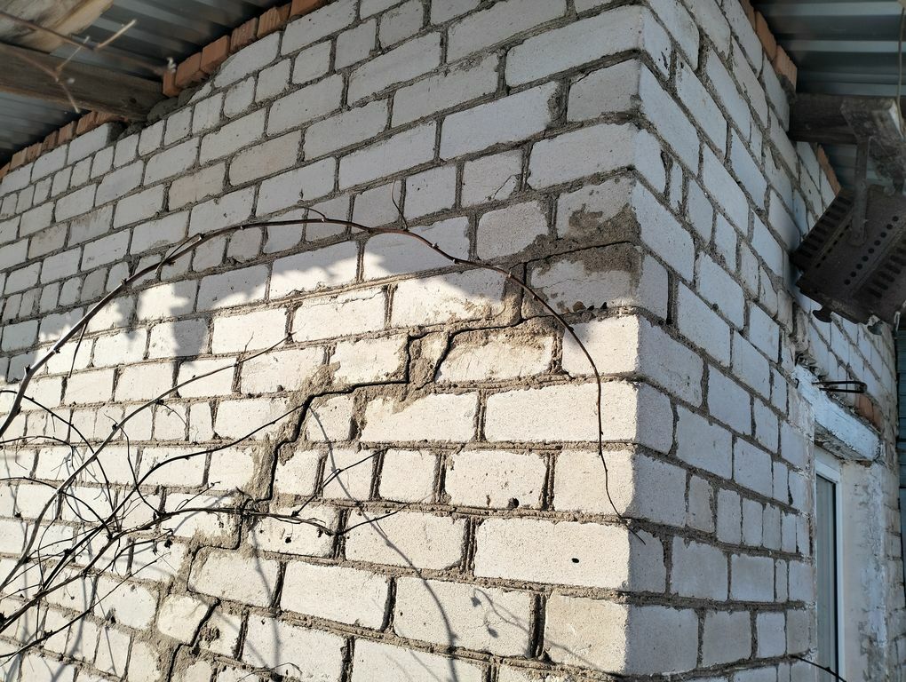 Обследование кирпичных стен здания. Обнаружена трещина на фасаде.