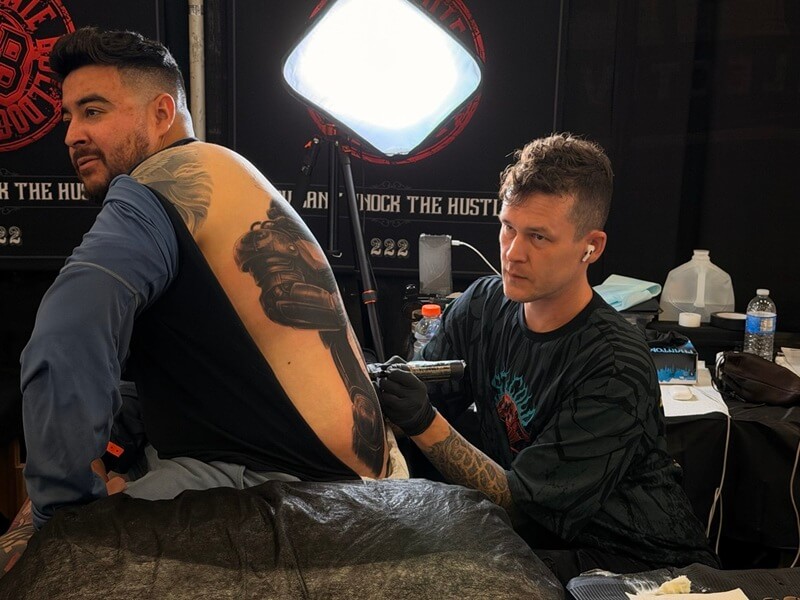 Blog, A Fallout Tattoo at Golden State Tattoo Expo, Rinat tattooing Carlos at his convention booth during the three-day Fallout back piece, 615