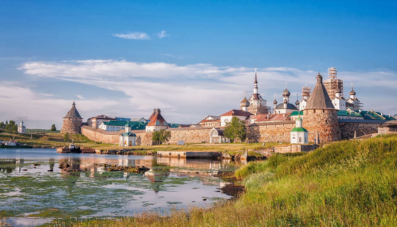 Соловецкий монастырь в утреннем тумане