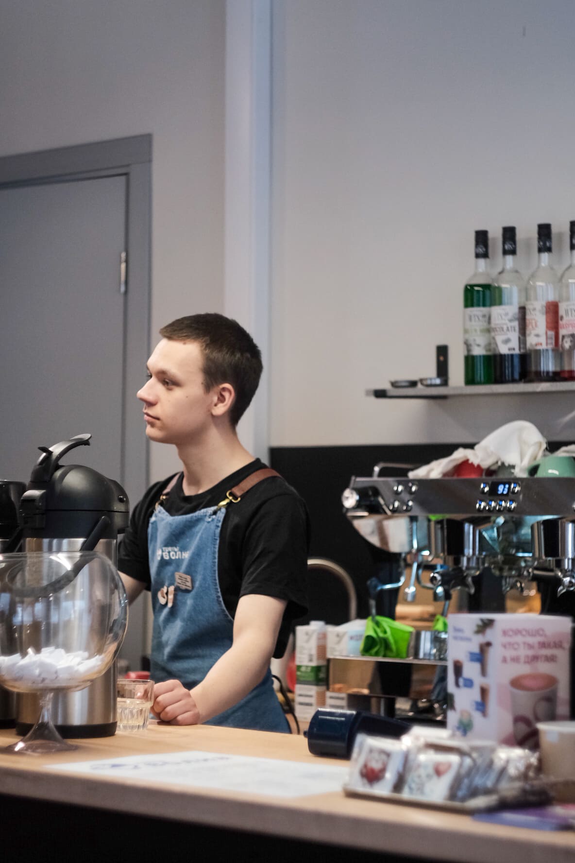 Интерьер кофейни скомпрессированный