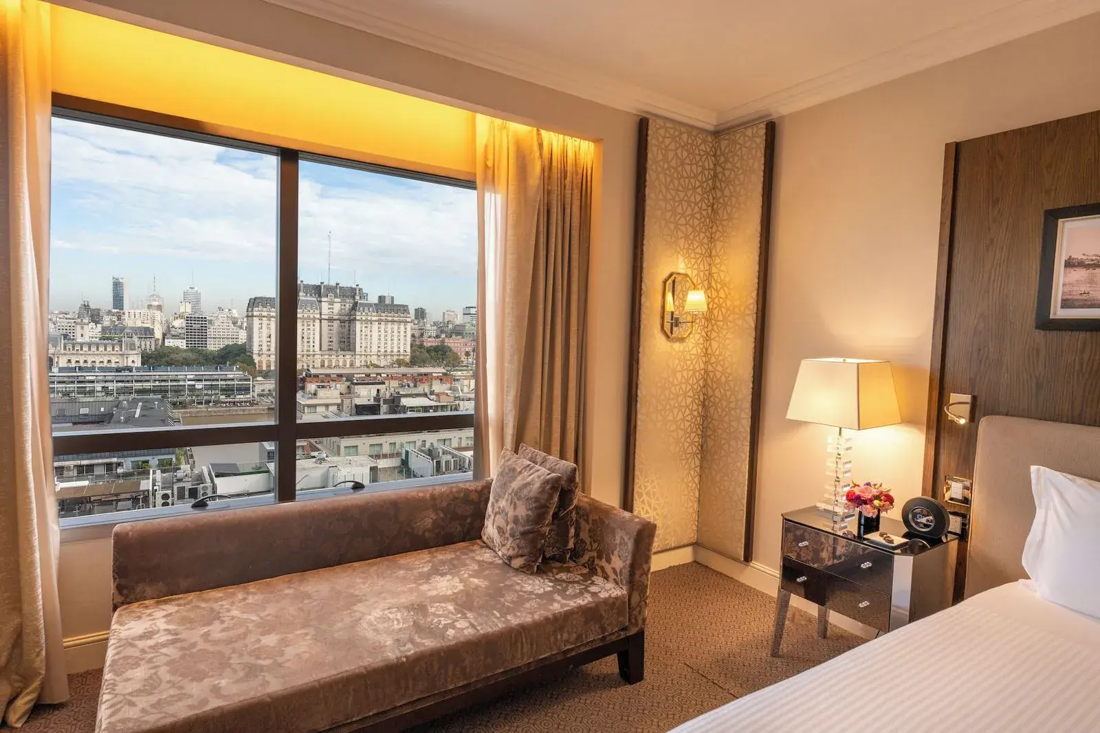 Номер с панорамным окном на исторический центр Буэнос-Айреса, Alvear Icon Hotel