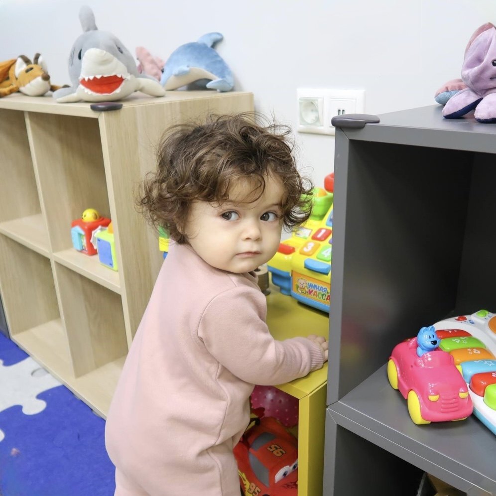 Малыш в игровой зоне детского бассейна Акулята