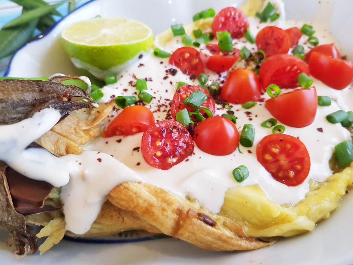 Баклажан с тахини и помидорами