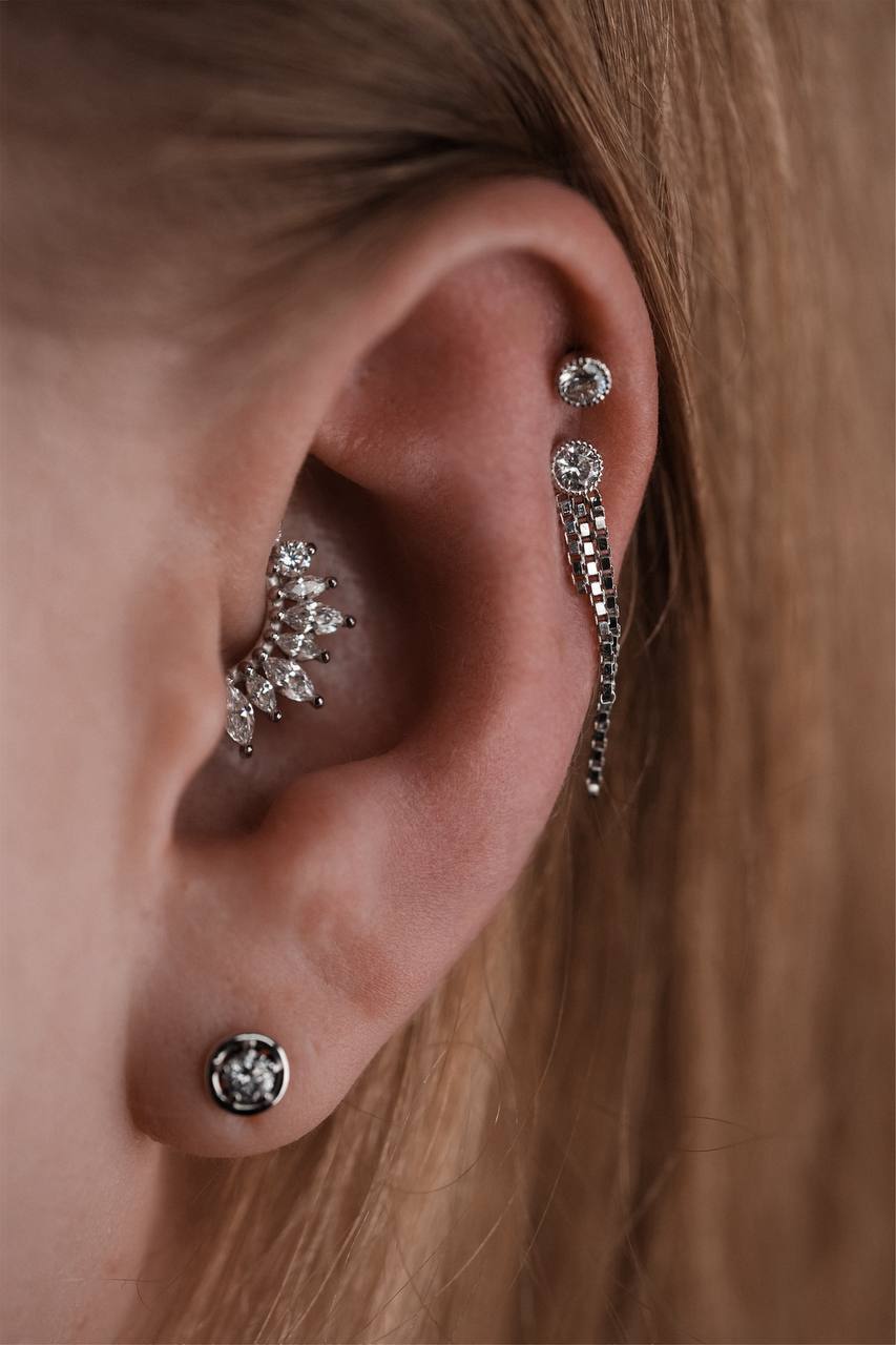 Пирсинг хеликс с украшением