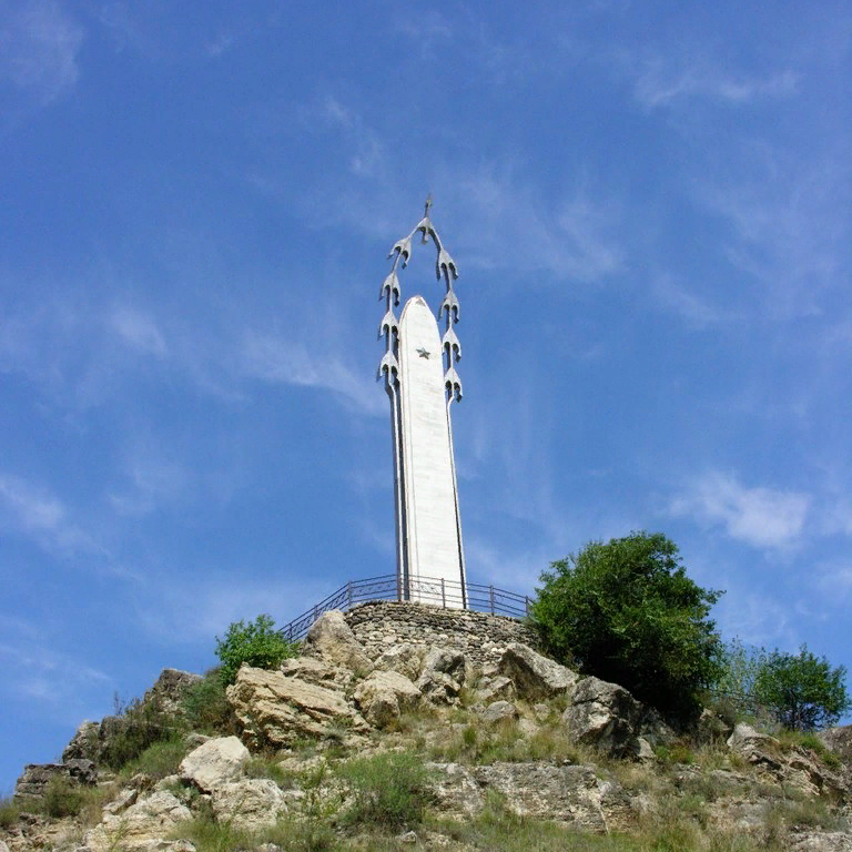Памятник журавли в гунибе. Памятник журавли в гунибе. Памятник белые журавли в гунибе. Мемориал журавли гуниб. Памятник белые журавли в гунибе.