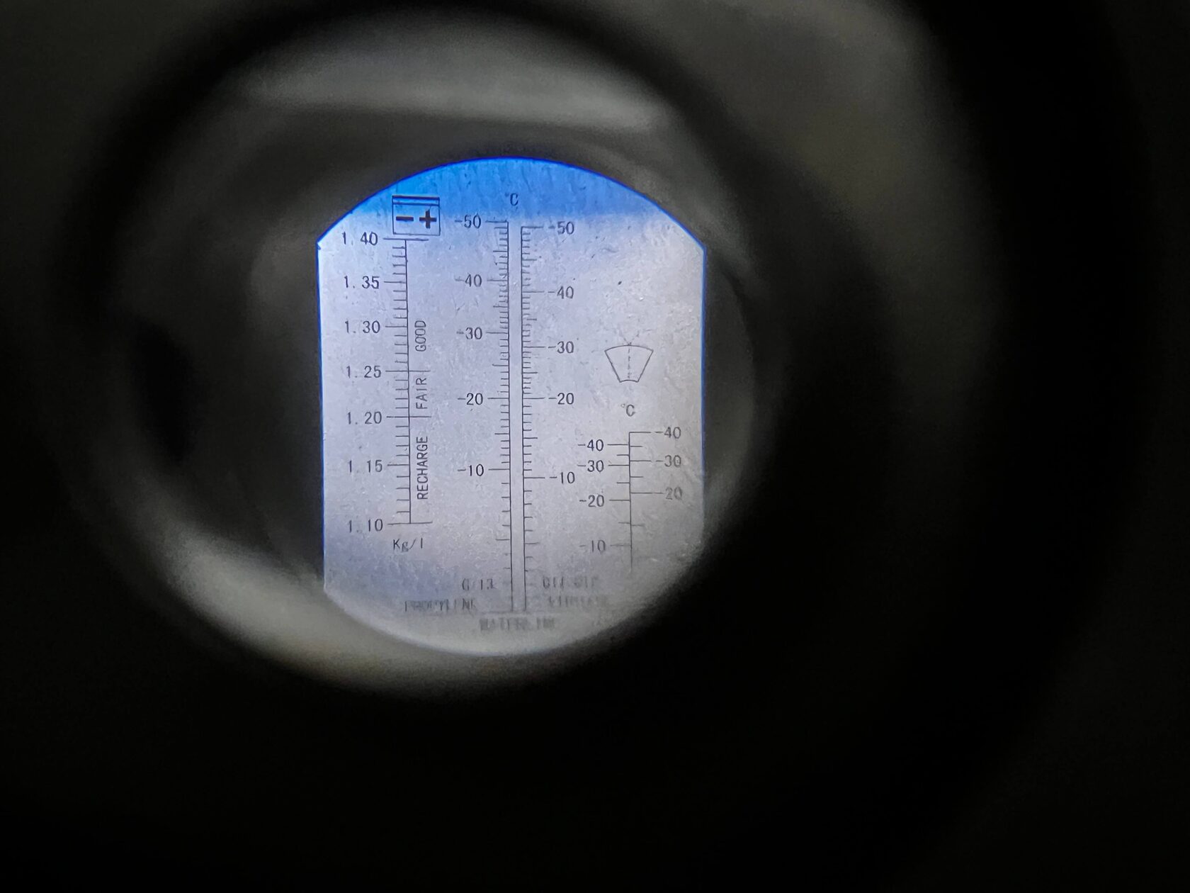 Перед началом работ проверяем рефрактометром состояние антифриза на Renault Sandero