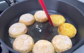 Приготовление сырников из творога с морковью и яблоком: шаг 8