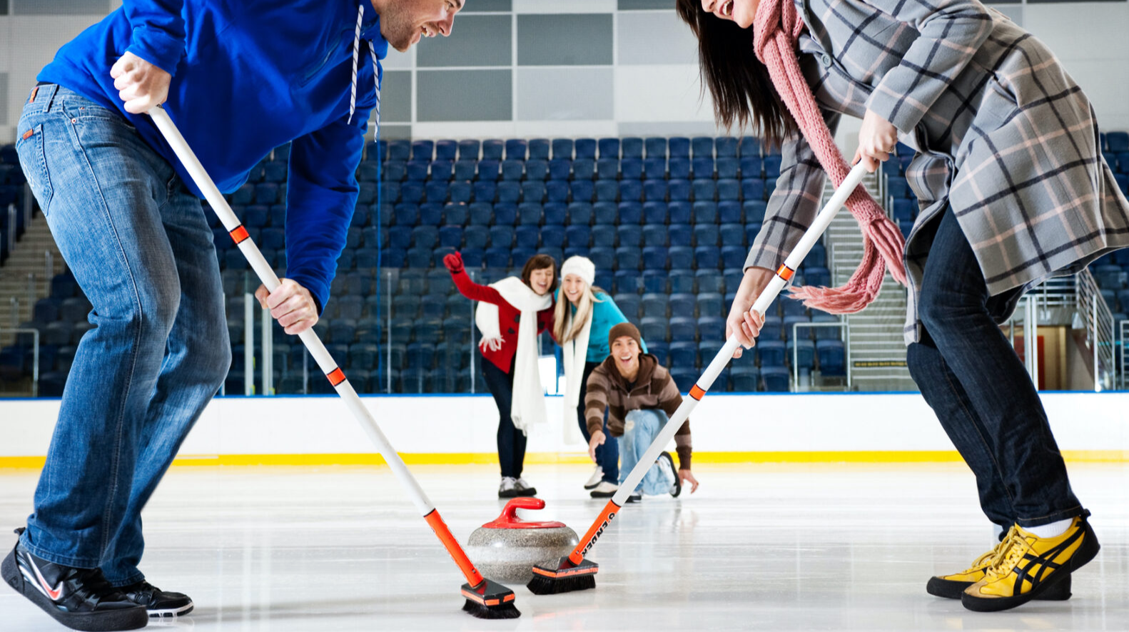 фото парня и девушки на романтическом свидании в публичном месте