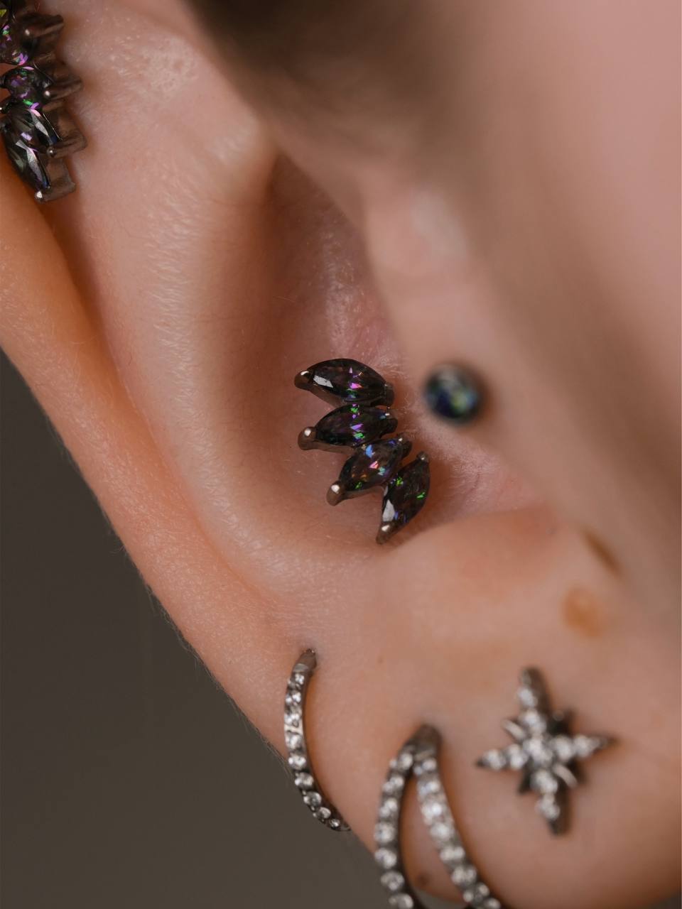 Конч пирсинг сбоку