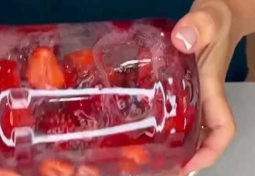 Приготовление сливочного клубничного ликёра в домашних условиях: шаг 3