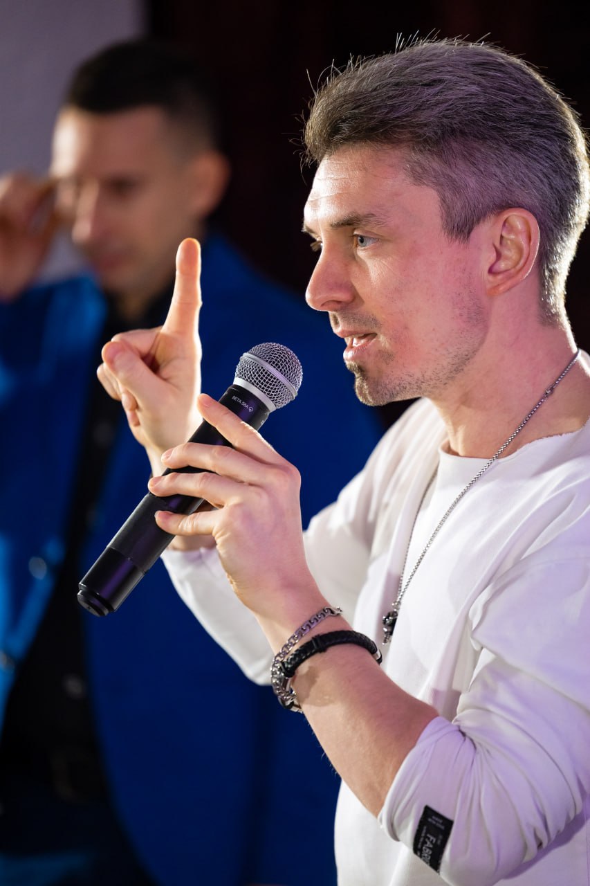 Юрий Голубев с микрофоном на выступлении