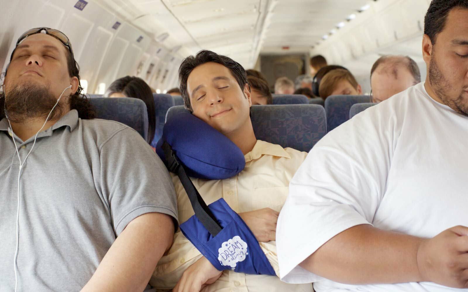 Люди сидят в самолете. Толстый человек в самолете. Самолет с пассажиром. Толстый пассажир в самолете.