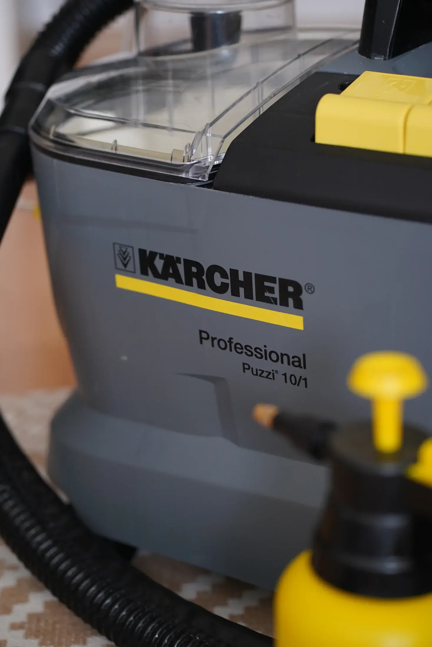 Крупный план корпуса Kärcher Puzzi 10/1 из проката