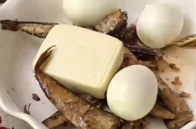 Приготовление канапе со шпротами: шаг 1