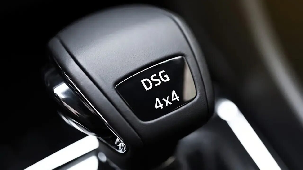 Схематическое изображение роботизированной коробки передач DSG (Direct Shift Gearbox) с выделенными основными компонентами: двойным сцеплением, мехатроником и шестернями передач, на фоне эмблемы VAG.