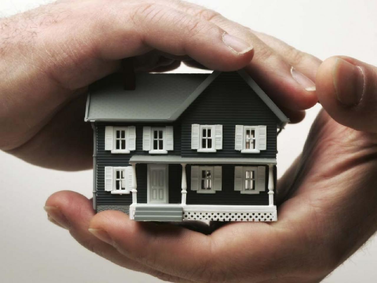 Присмотр за недвижимостью. Присмотр за домом. Обложка для агентства недвижимости. Домик с членами семьи. Присмотреть за домом.