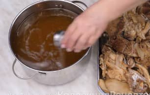 Приготовление домашнего холодца из свинины, говядины и курицы: шаг 12
