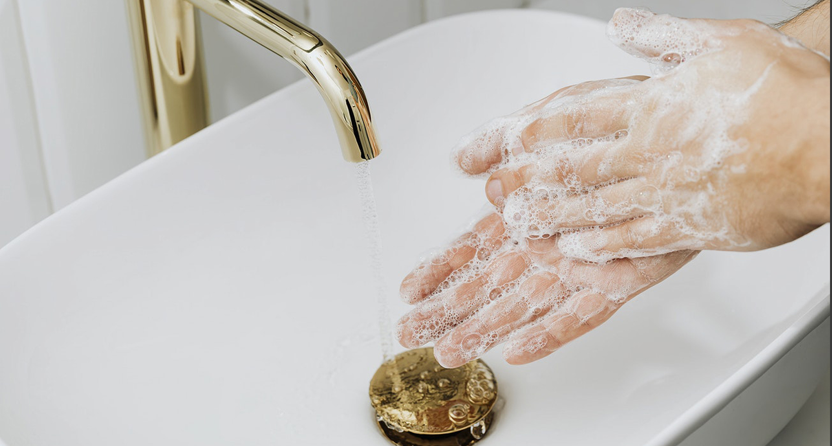 Регулярное мытье. Человек моет руки с мылом. Крем для рук. Гигиена фон. Гигиеной.