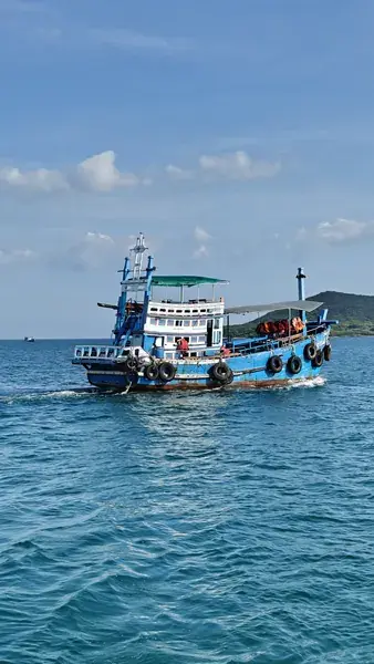 Экскурсионная лодка в море у Саттахипа