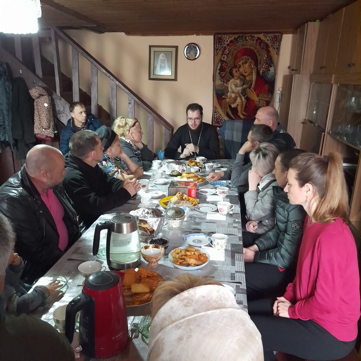 Фото: отец Владислав с прихожанами и гостями Николо-Георгиевского храма, источник: https://t.me/iervladislav