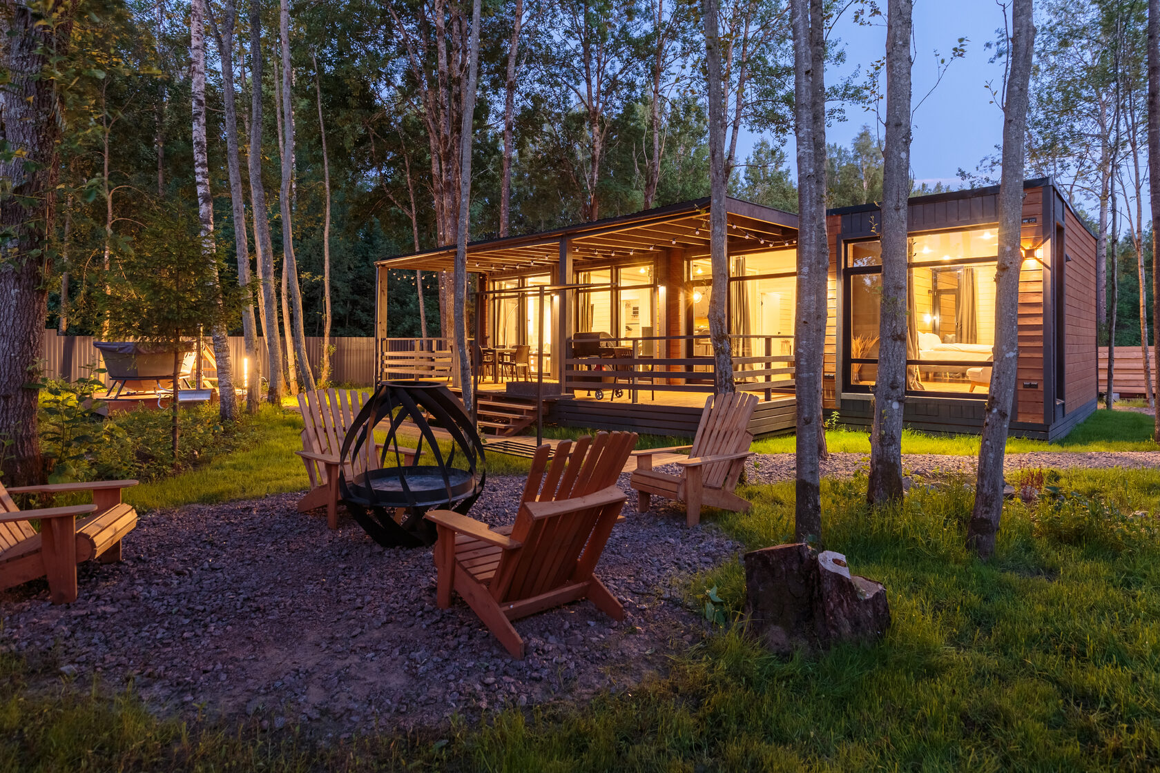 Просторная гостиная с диваном и телевизором