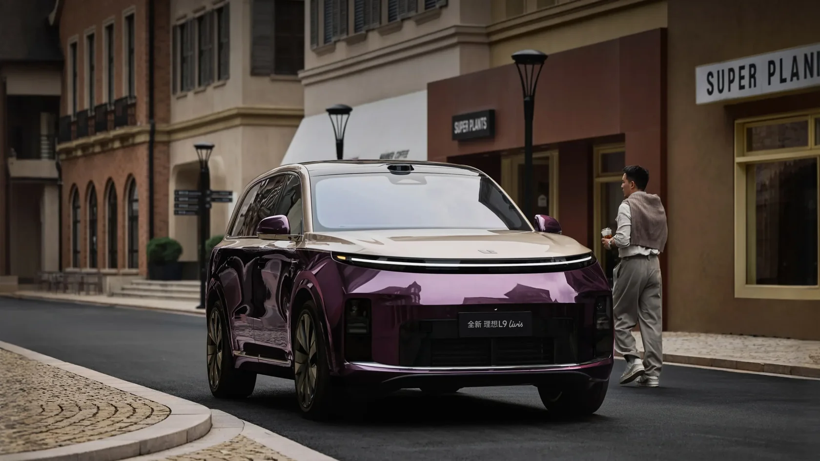 Передняя часть Li Auto L9 на городской улице
