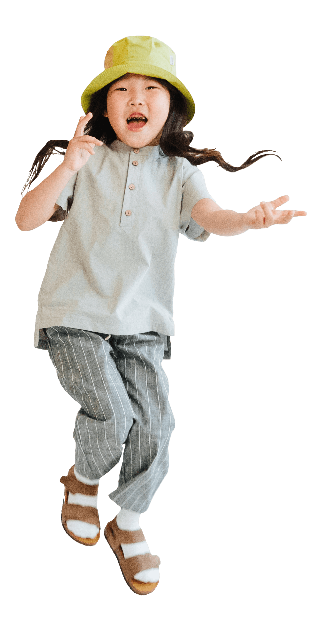 радостная девочка в прыжке