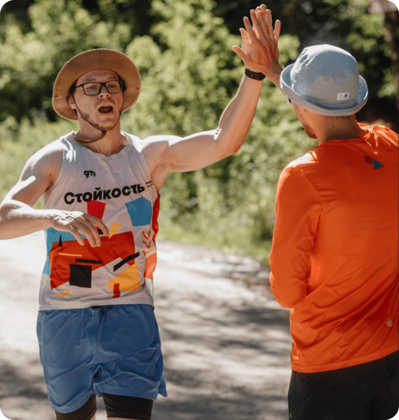 Финиш трейлраннера Александра Музалевского в майке «Стойкость»: эмоциональное «дай пять» на лесной трассе