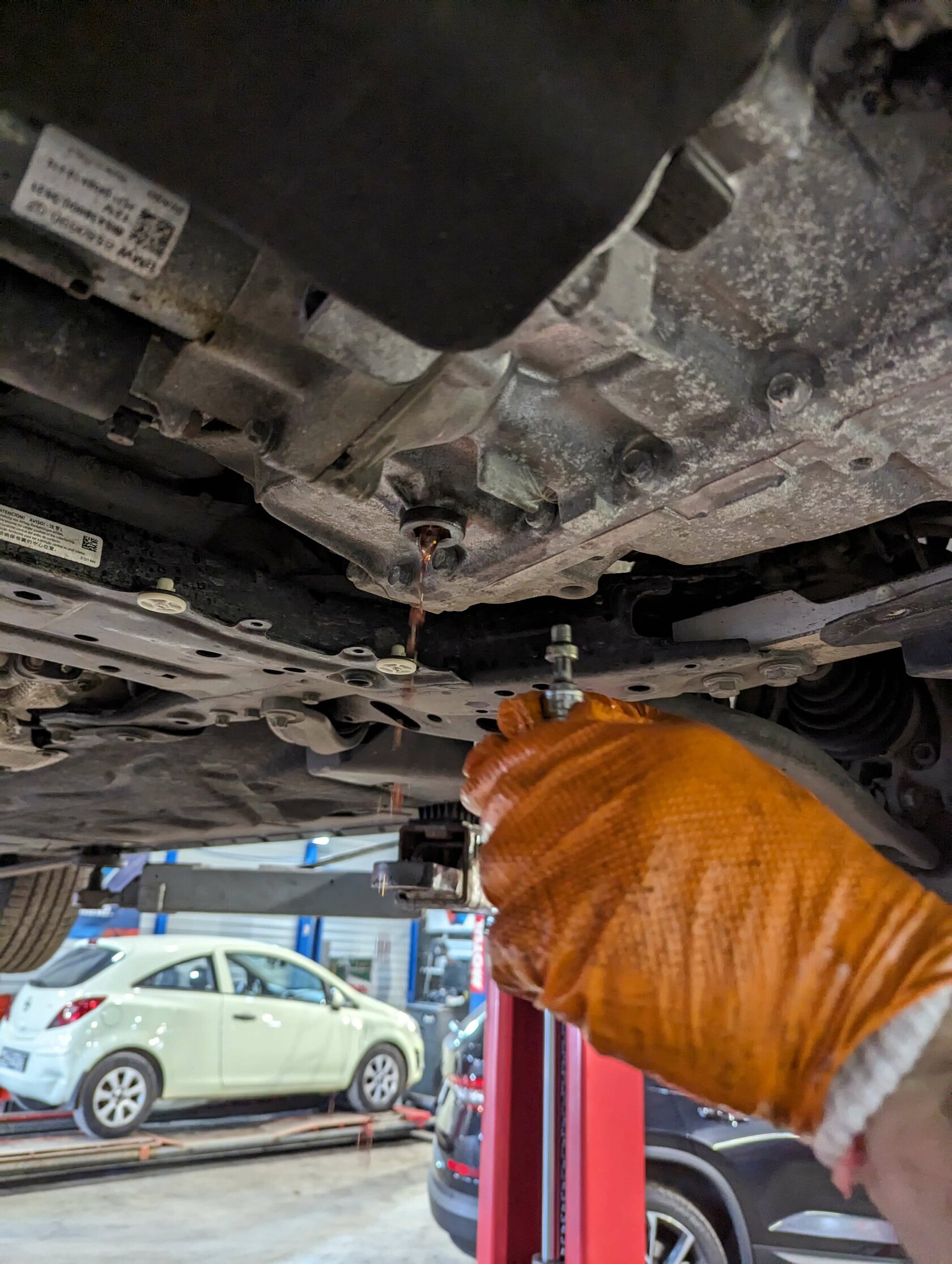 Корректировка уровня масла через контрольный стакан