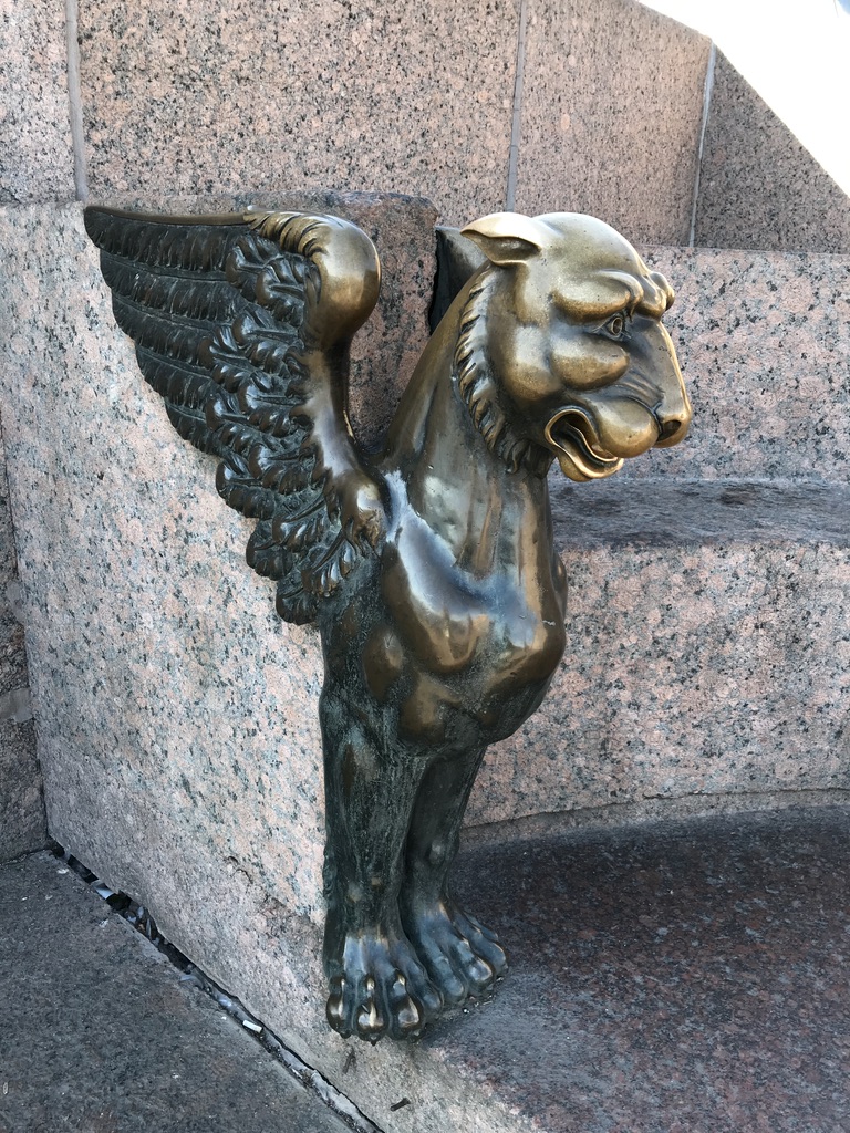 Грифоны на Университетской набережной, Россия, Санкт-Петербург, Василеостровский р-н