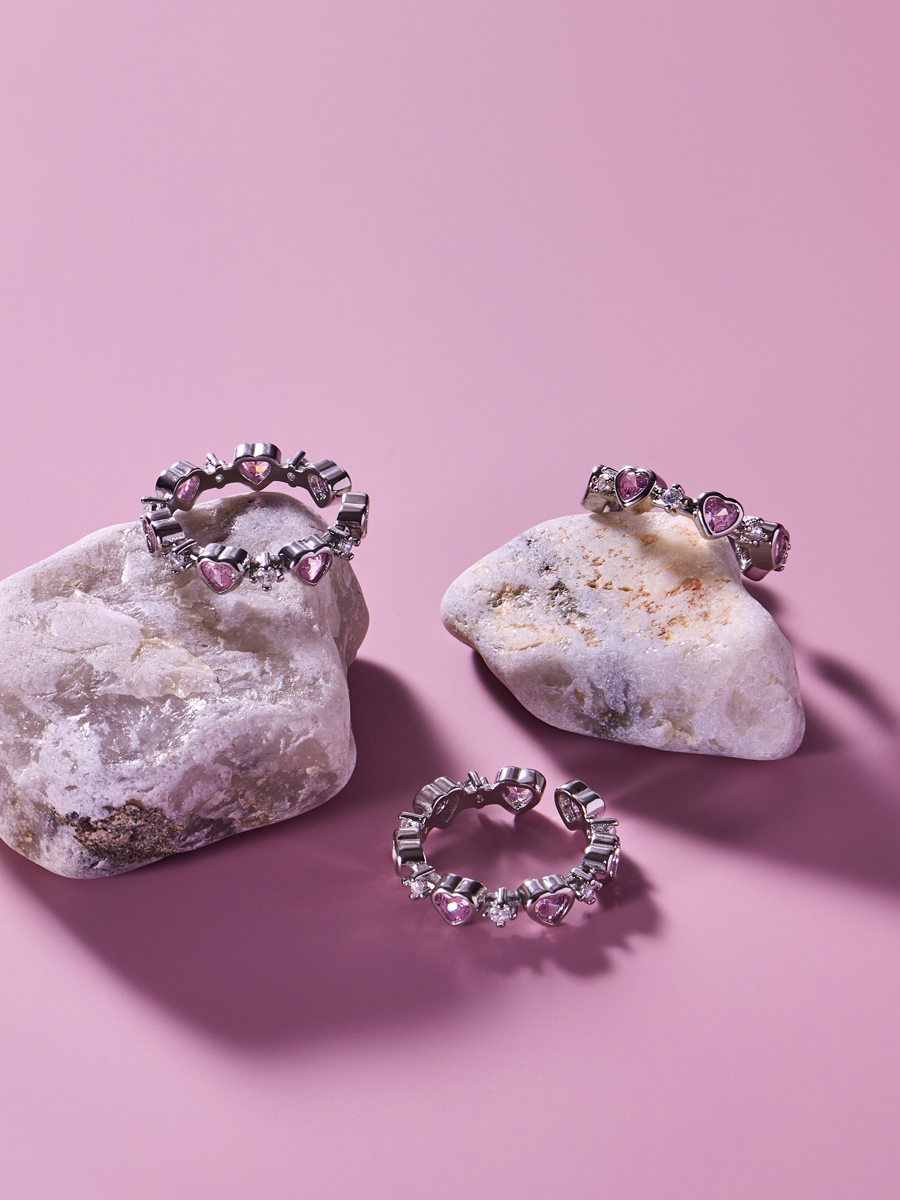 кольца на камнях розовый фон предметная съемка