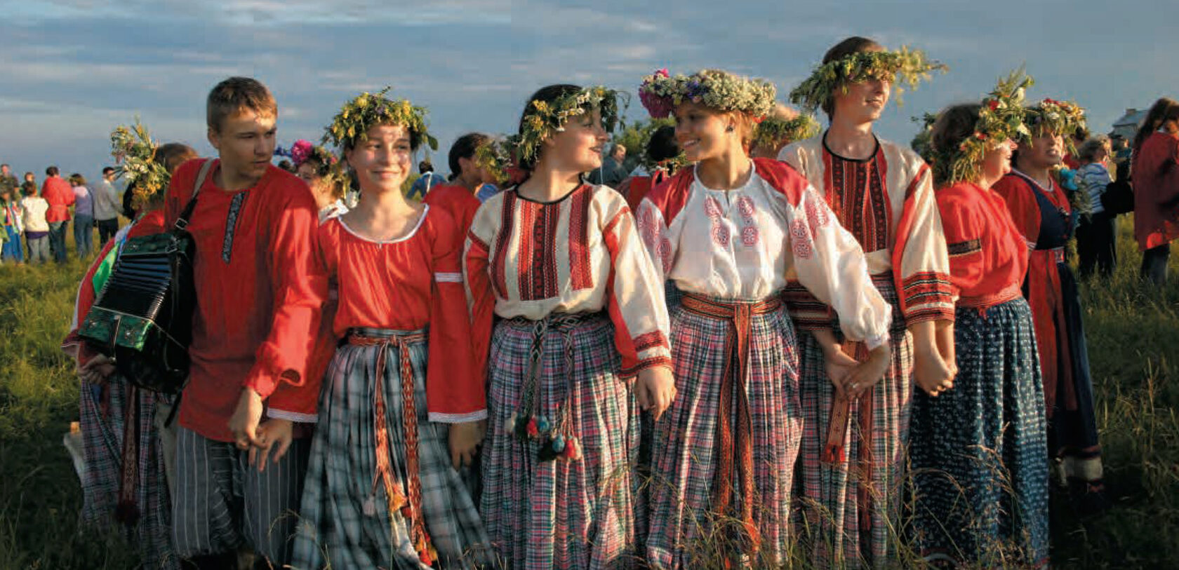 Новгород народ. Купалье в Великом Новгороде. Фольклор Новгородской области. Фольклор Новгородского края. Культура фольклор Новгородской области.