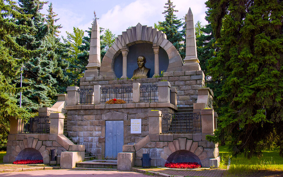 Путеводитель по Челябинску | Мавзолей Ленину на алом поле